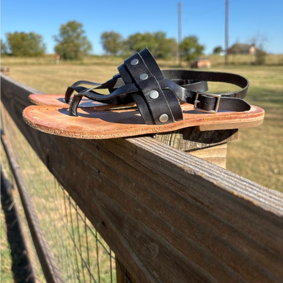Frye Avery Stud Black Leather Thong Sandal Size 7.5 - Picture 3 of 8